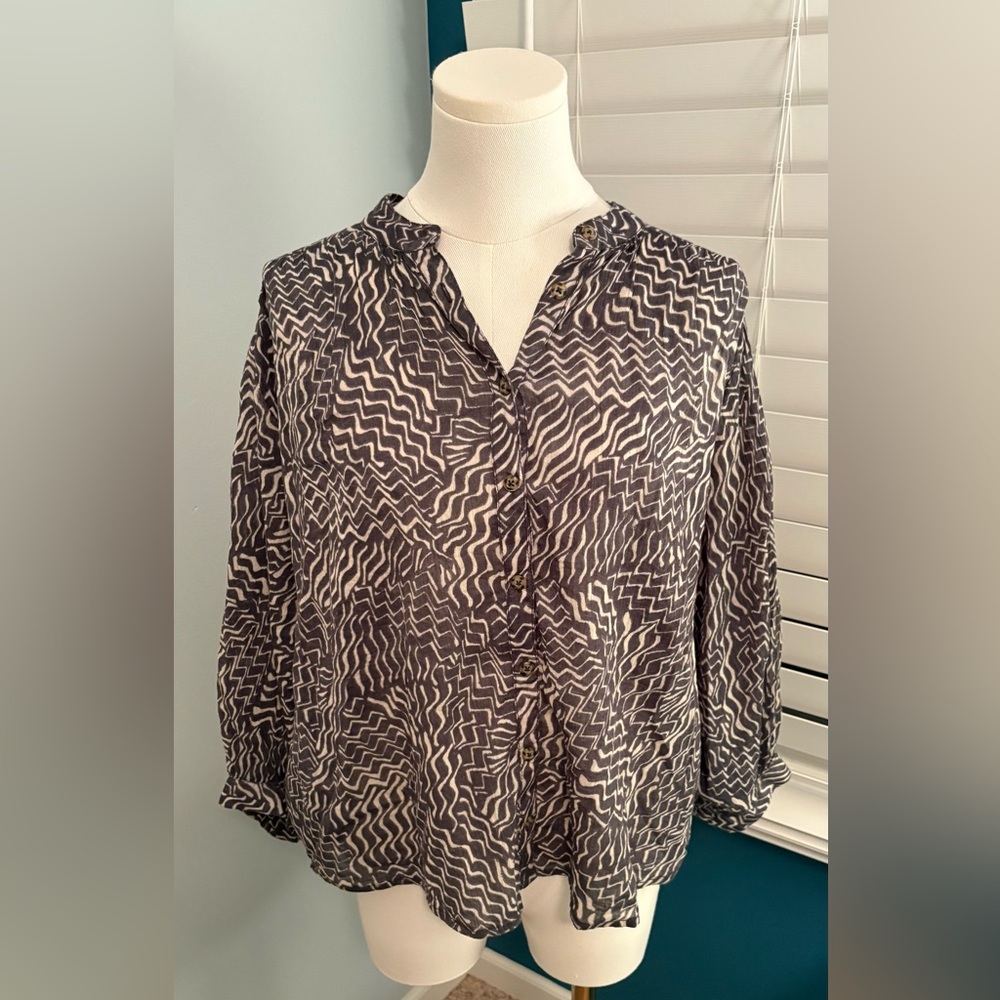 Pilcro Black and Cream Zigzag Button Down Shirt. Runs big, I normally wear a S.